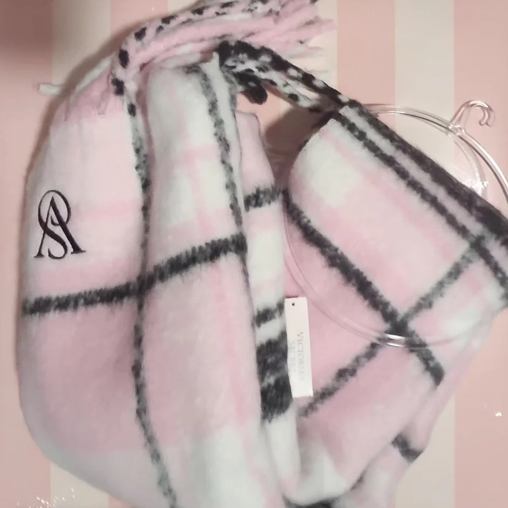 Victoria's Secret Pink and Black Checkered Scarf NWT - Picture 7 of 8